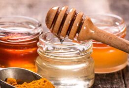 Công dụng uống tinh bột nghệ với mật ong và những lưu ý khi dùng